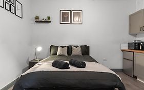 Cheerful Moseley Studio - 2